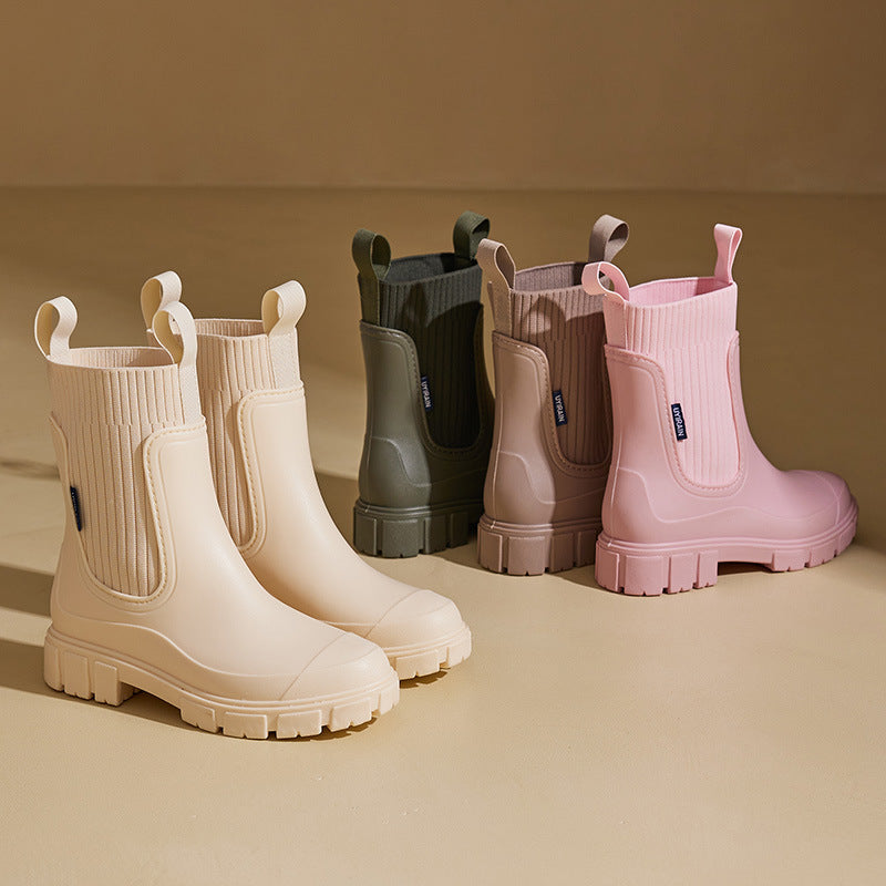 Women's Chelsea ankle boots with elastic side panels, pull tabs and lugged soles