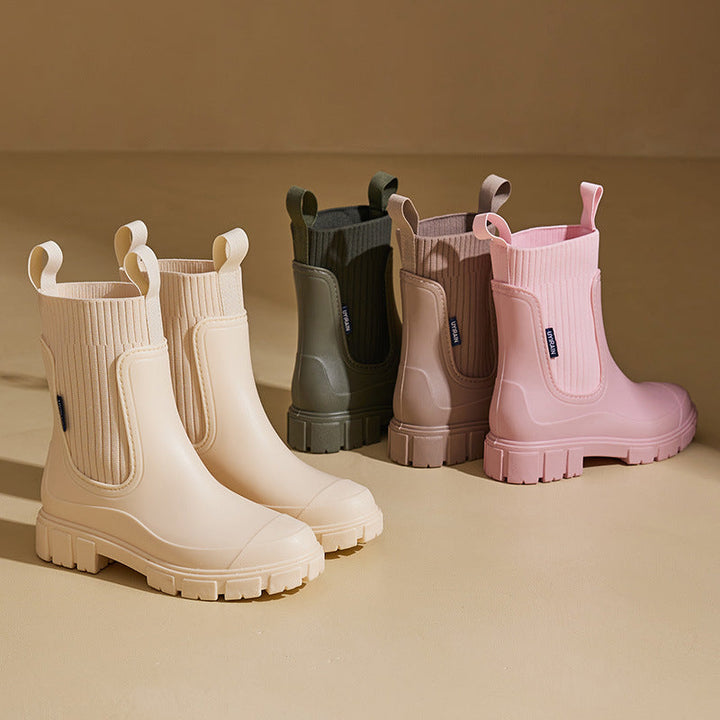 Women's Chelsea ankle boots with elastic side panels, pull tabs and lugged soles