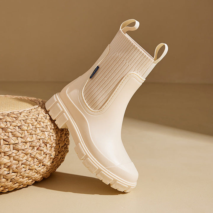 Women's Chelsea ankle boots with elastic side panels, pull tabs and lugged soles