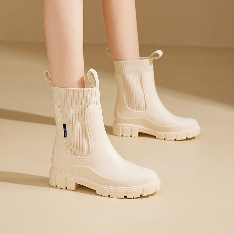 Women's Chelsea ankle boots with elastic side panels, pull tabs and lugged soles