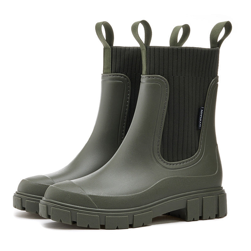 Women's Chelsea ankle boots with elastic side panels, pull tabs and lugged soles