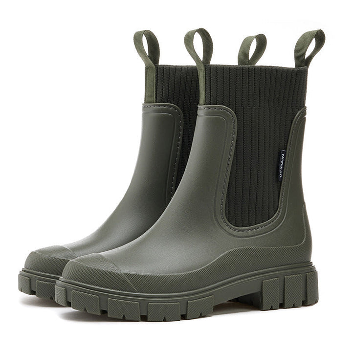 Women's Chelsea ankle boots with elastic side panels, pull tabs and lugged soles