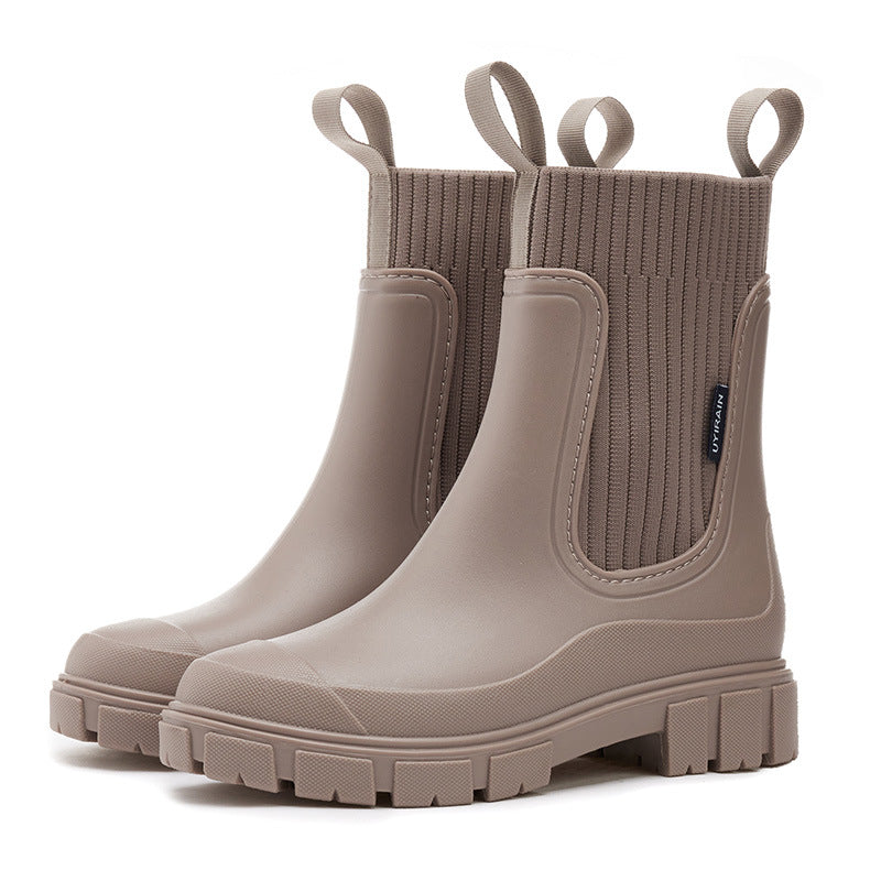 Women's Chelsea ankle boots with elastic side panels, pull tabs and lugged soles