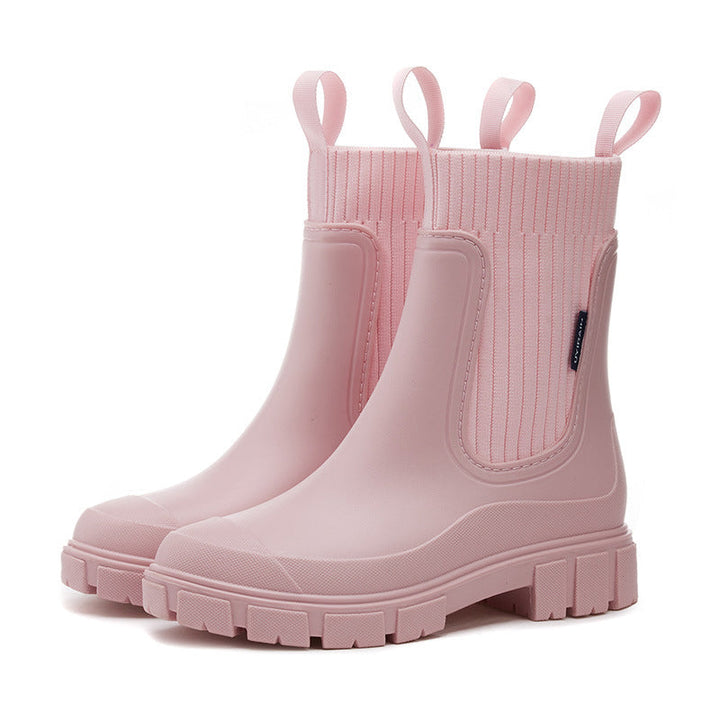 Women's Chelsea ankle boots with elastic side panels, pull tabs and lugged soles