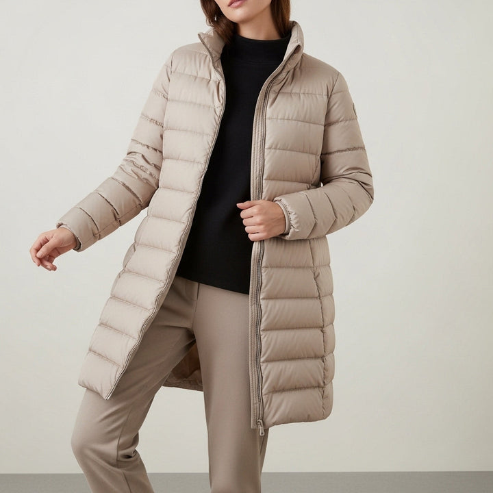 Women's quilted puffer jacket with high collar, long sleeves and zipped pockets